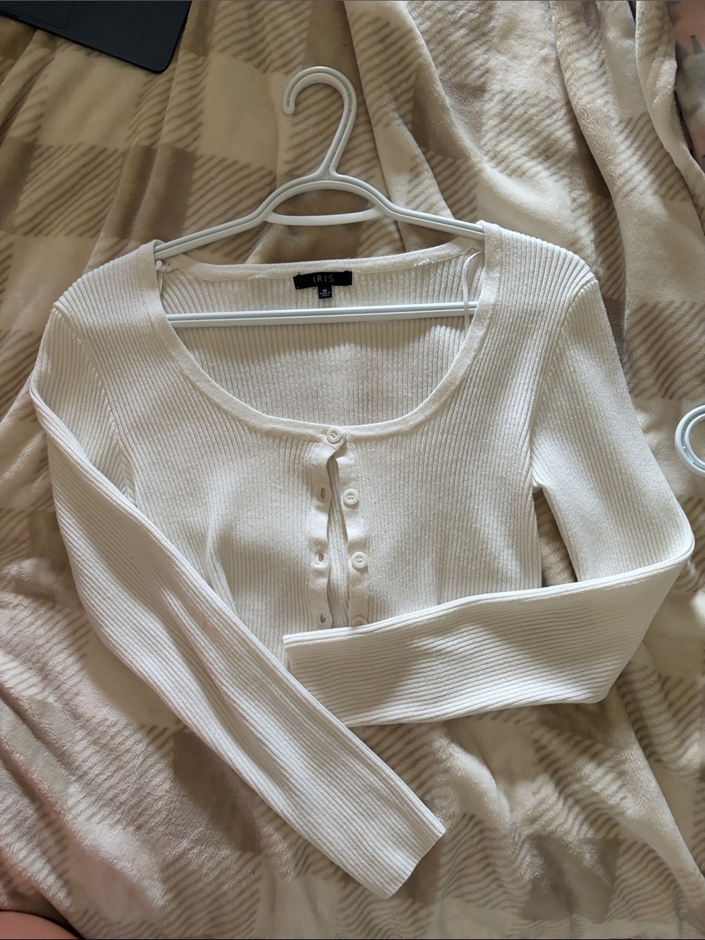 iris White Ribbed Long-Sleeve Button Crop Top